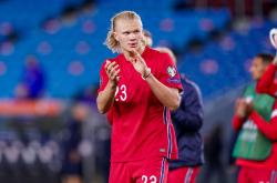 九游-包含哈兰德回归赛场，战术调整首场状态亮眼，G2观众沸腾！的词条