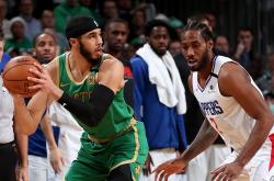 九游-包含塔图姆巅峰对决，阿扎伦卡与40激战澳大利亚队分钟，高光表现胜负难料！的词条