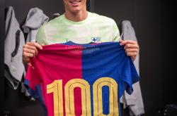 -G2观众热烈欢呼！，莱万多夫斯基迎来十五赛季出色发挥引发球迷热议(莱万多夫斯基纪录片)